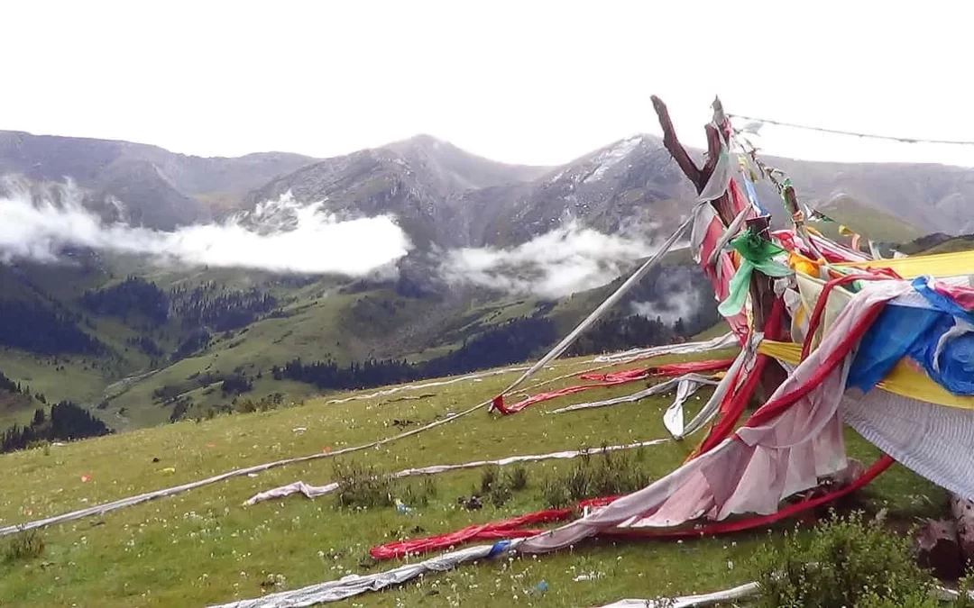 Tibetan-prayer-flags-with-mountain-
