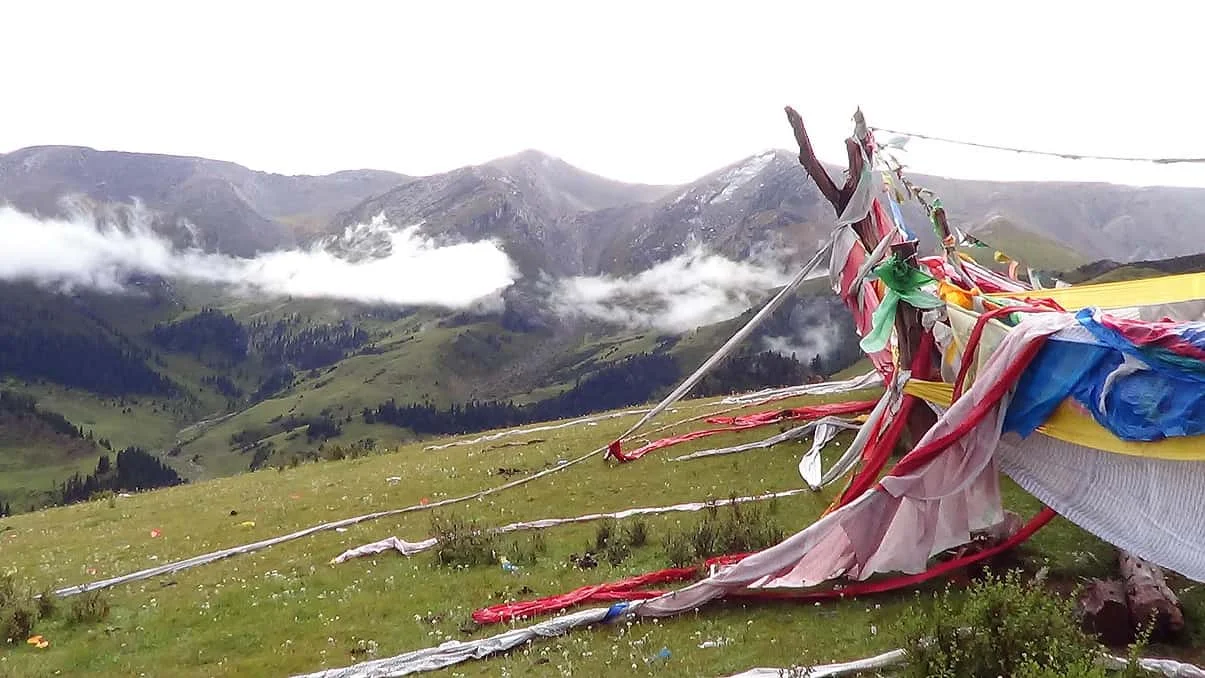 Tibetan-prayer-flags-with-mountain-