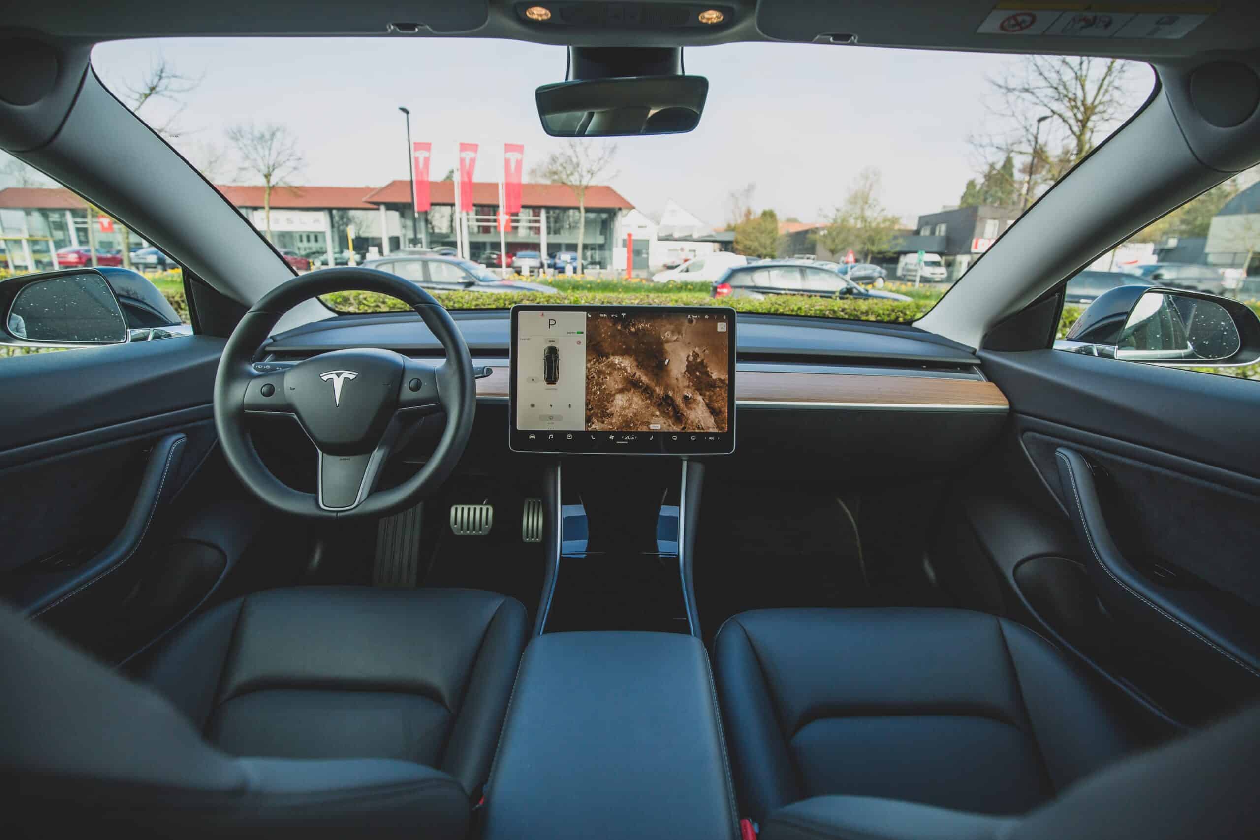 bram-van-oost-Interior Tesla 3-unsplash (2)