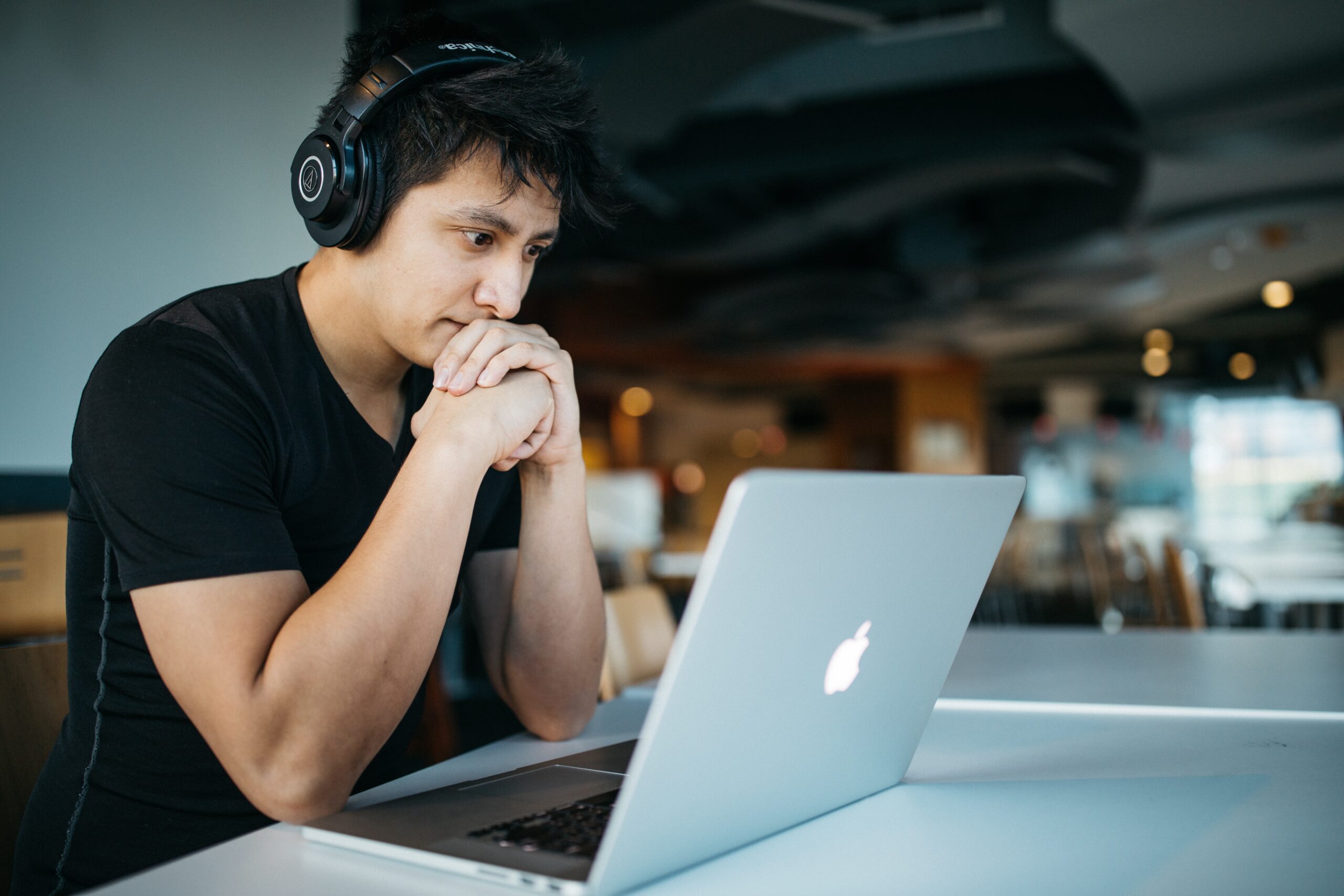 wes-hicks-4-Student online course with headphones-unsplash