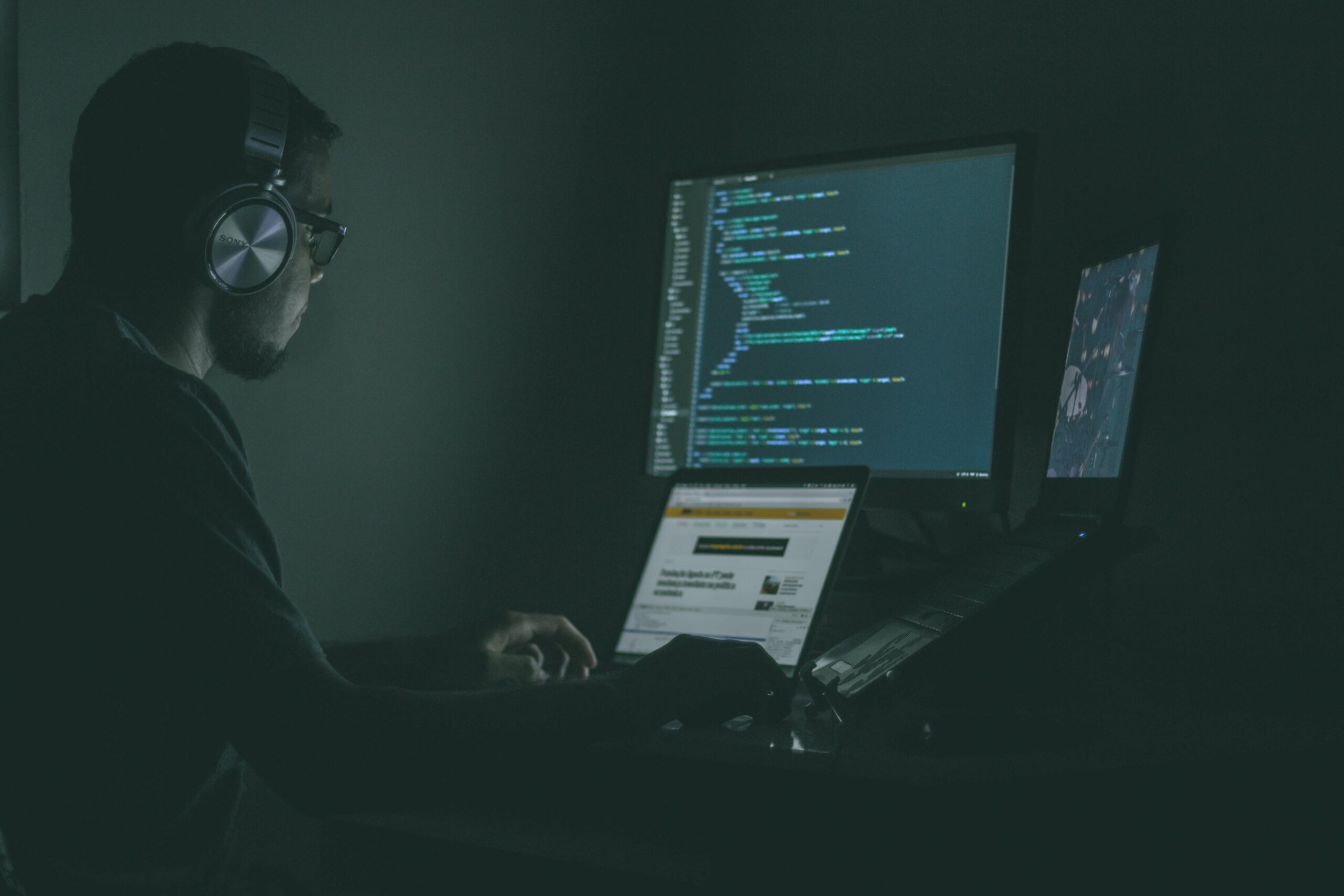 jefferson-santos-coder working-unsplash