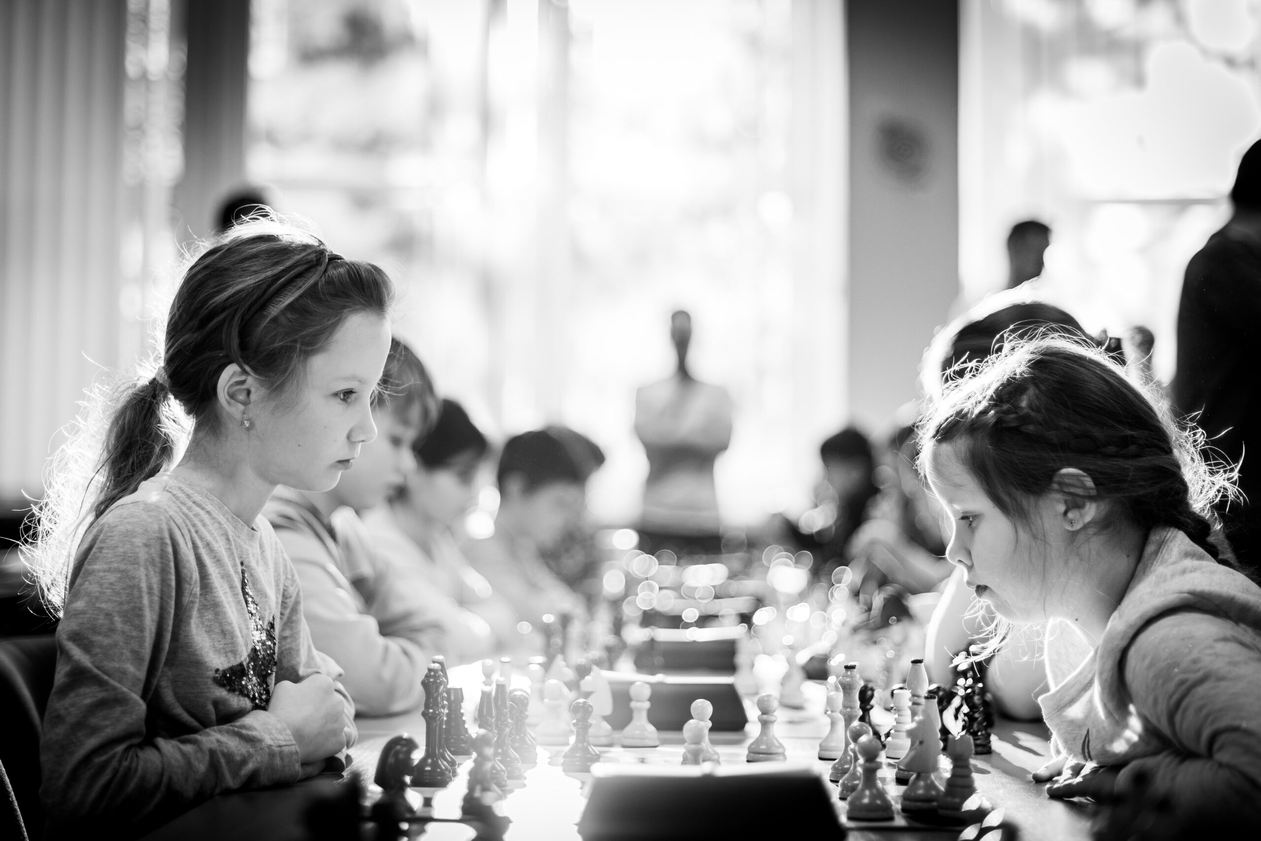 michal-vrba-Young children plaing chess in tournament-unsplash