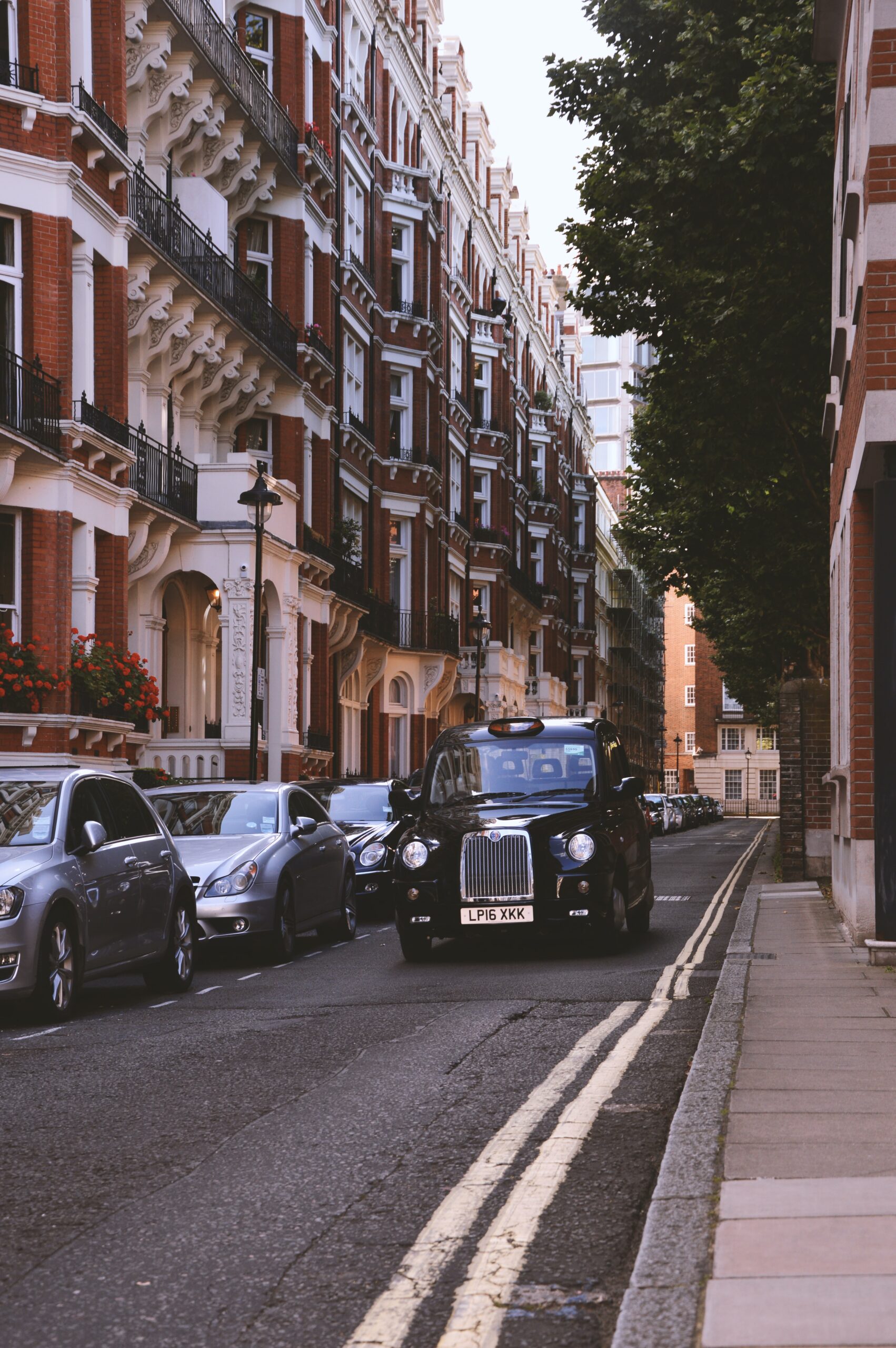 arvydas-venckus-London Lorrie down narrowstreet-unsplash