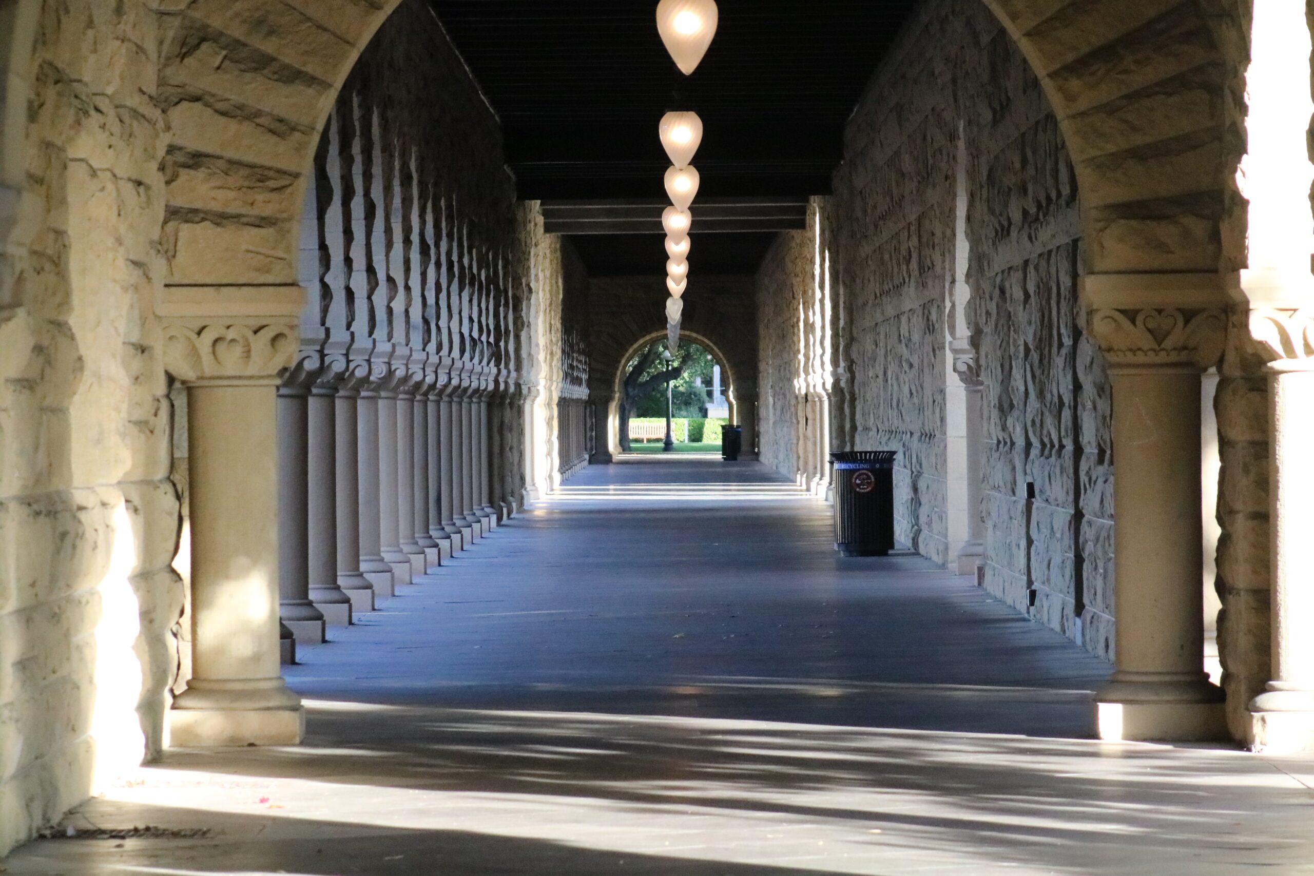 jorge-fernandez-salas-Stanford Arches early eve-unsplash