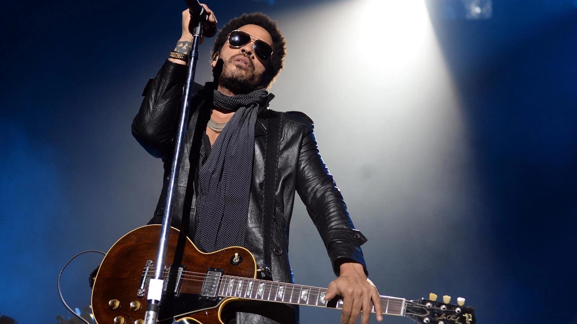 Lenny-with-guitar-on-stage-with-mike