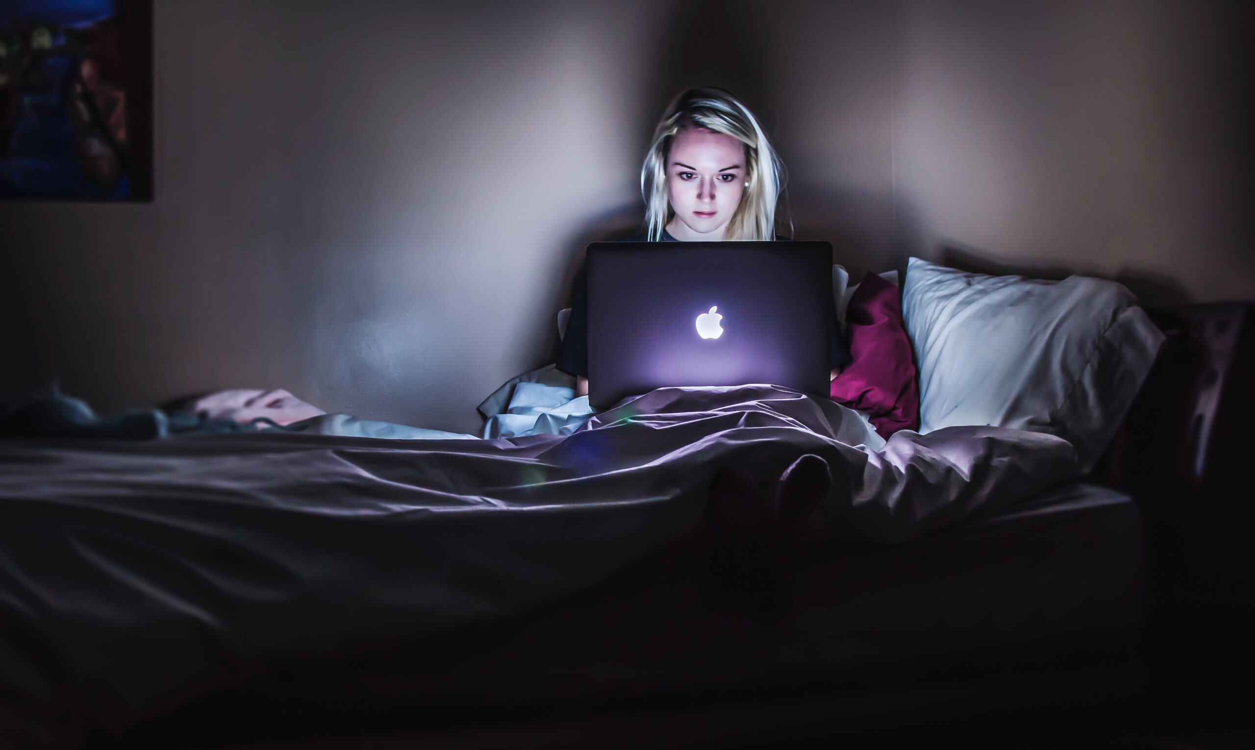 victoria-heath-Online in bed learner-unsplash