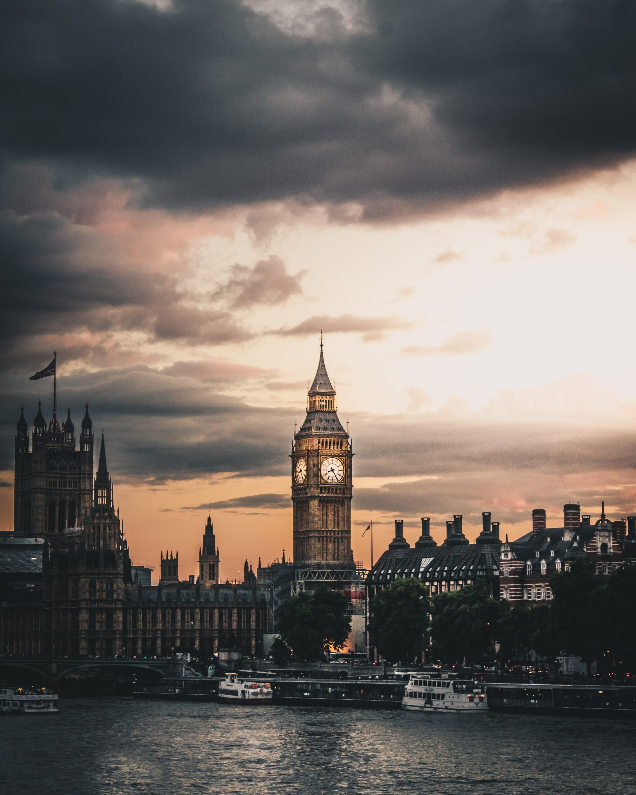 luke-stackpoole-London UK clock tower at dusk-unsplash luke-stackpoole-London UK clock tower at dusk-unsplash