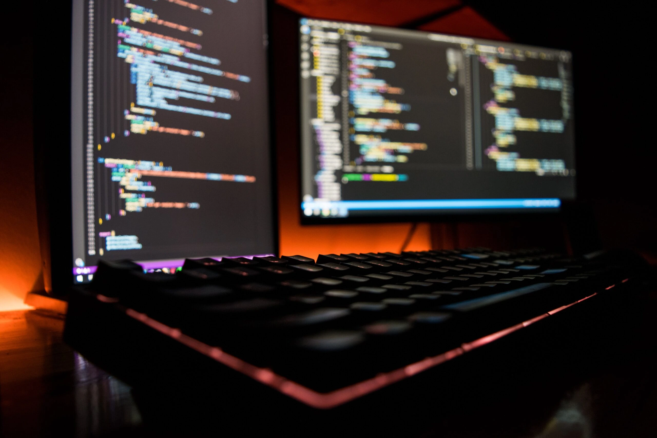 -Dual web-development large screens side by side with keyboard in foregroundprg-by fotis-fotopoulos-unsplashunsplash-scaled