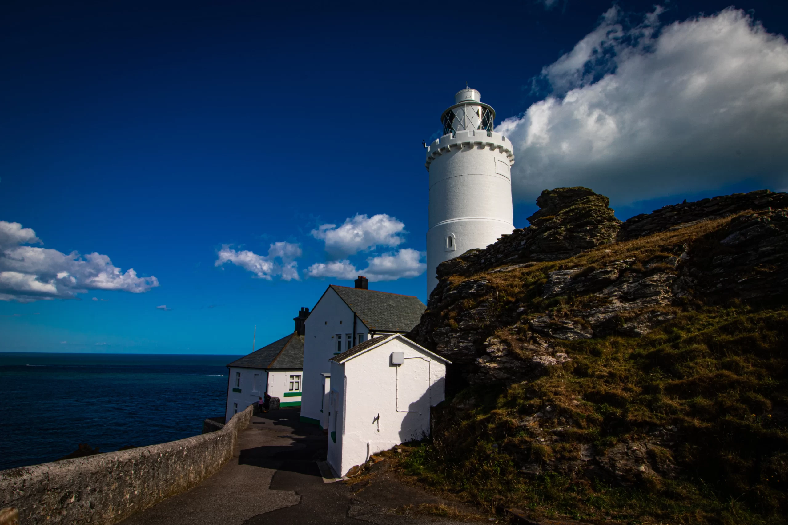 louis-tripp-Devon Lighthouse UK-unsplash
