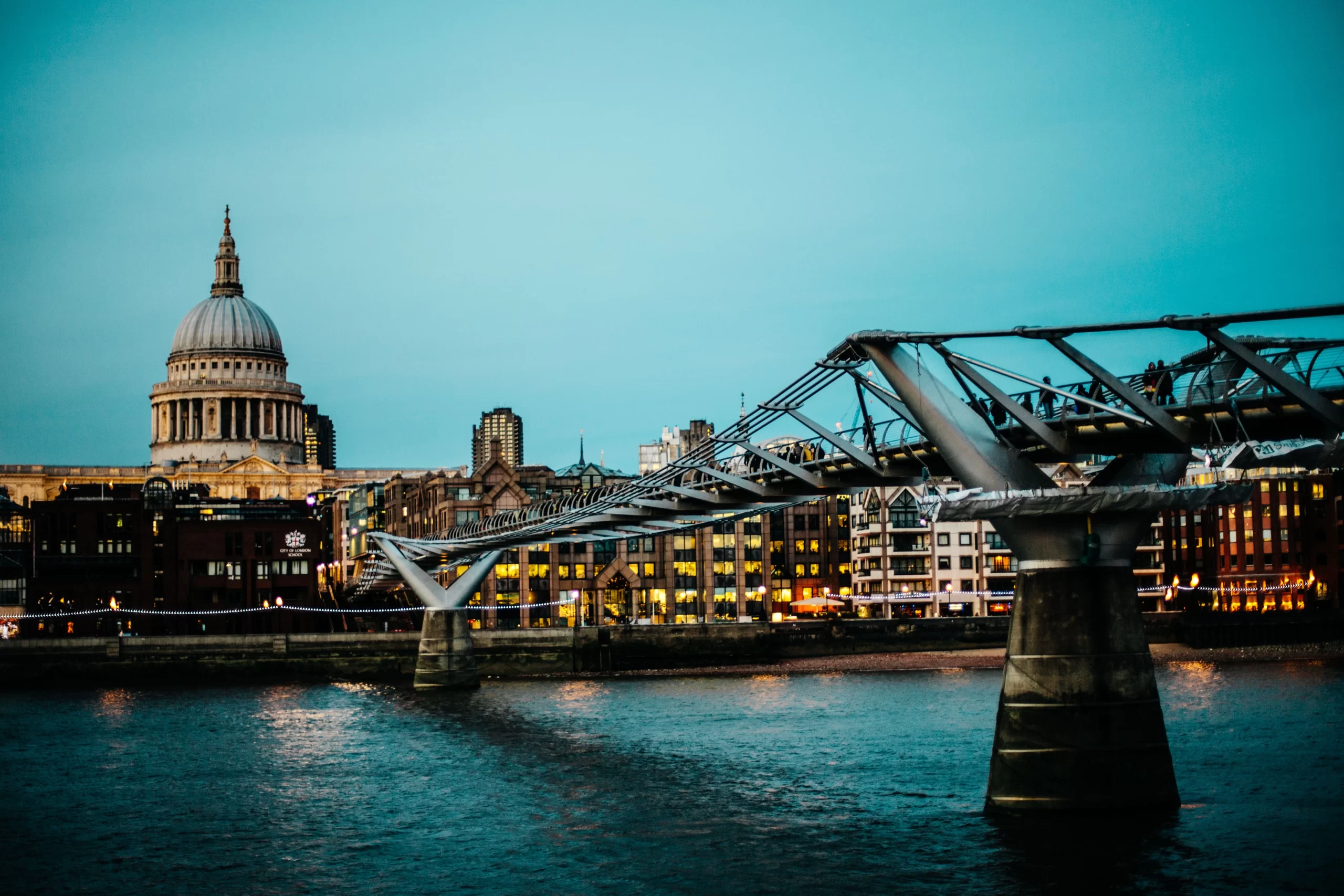 anthony-delanoix--s_fe5SCilU-unsplash Millennium Bridge, London, Royaume-Uni Published on November 30, 2015 Canon, EOS 5D Mark II Free to use under the Unsplash License