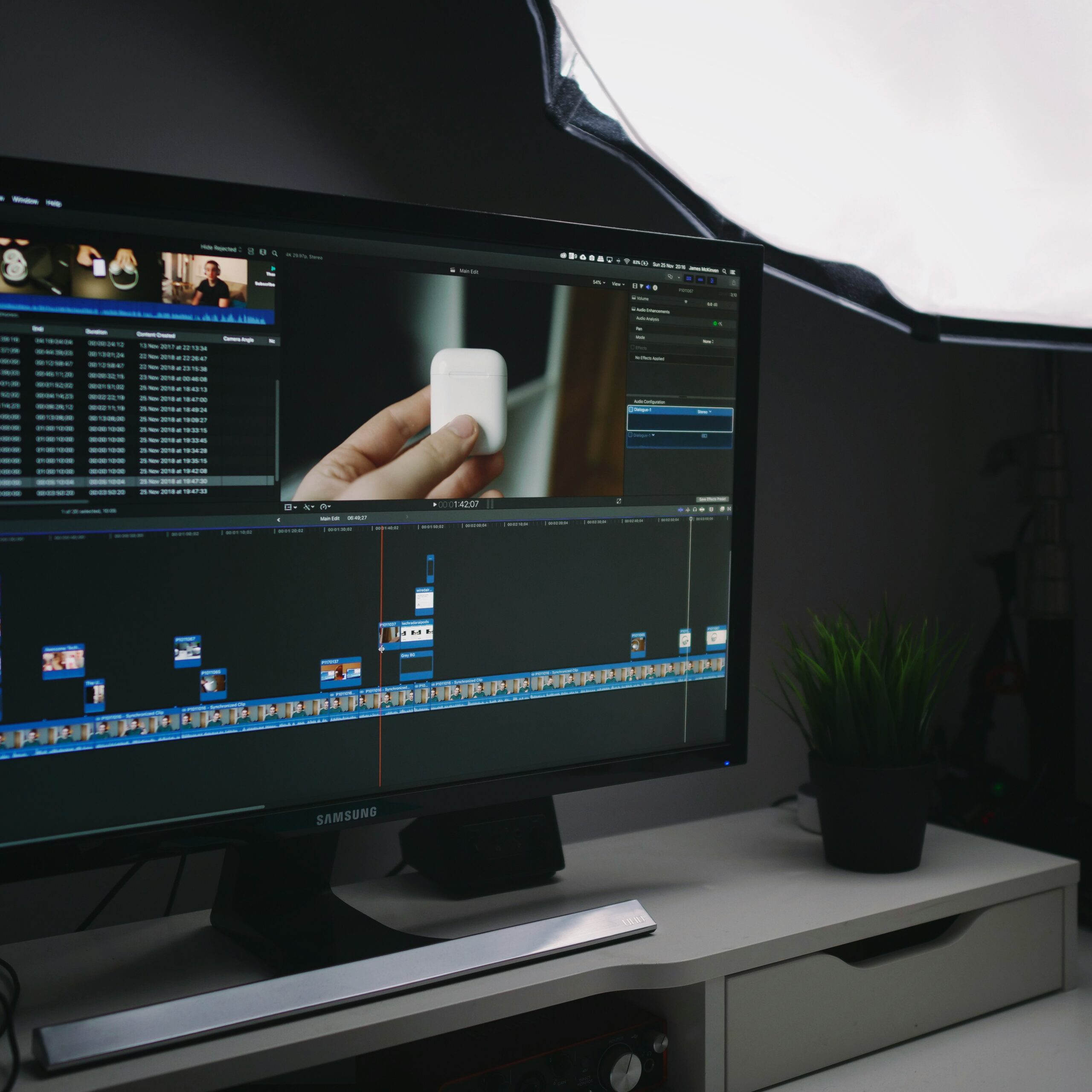 Editing away by James McKinven LONDON Published on November 27, 2018 Free to use under the Unsplash License