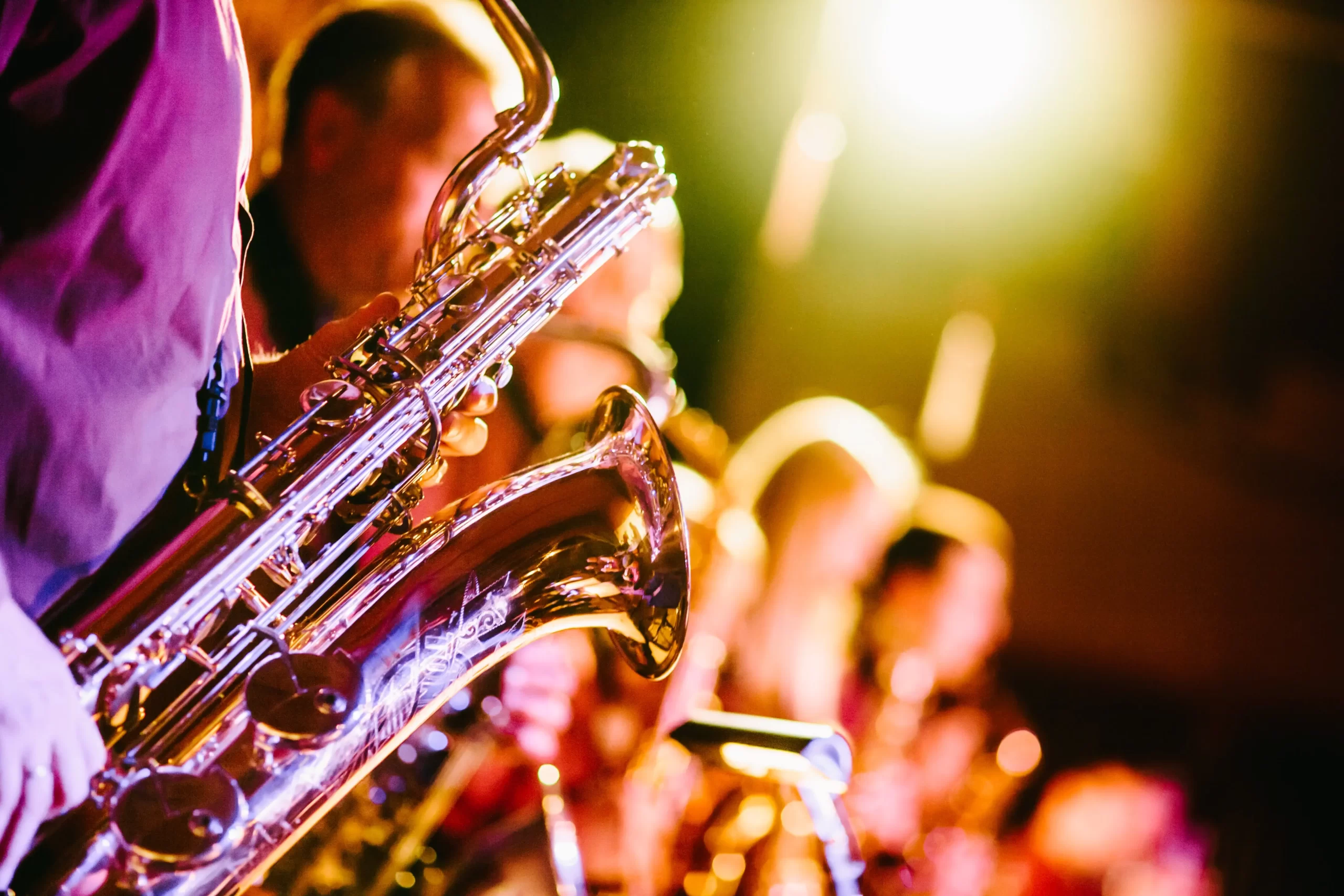 jens-thekkeveetti Horn section on stageunsplash