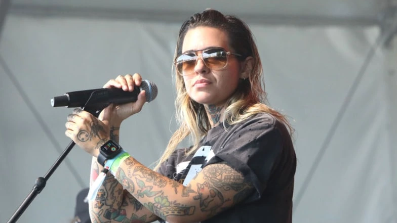 Morgan Wade The night comes in strong right now.