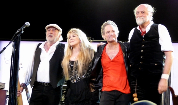«Fleetwood Mac» 3 сакавіка 2009 года ў Сент-Поле, штат Мінесота, у «Xcel Energy Center». Злева направа: Джон Макві, Стыві Нікс, Ліндсі Бакінгем, Мік Флітвуд. English: FLEETWOOD MAC on March 3, 2009 in St. Paul, MN at the Xcel Energy Center. Left to right: John McVie, Stevie Nicks, Lindsey Buckingham, Mick Fleetwood Photo by Matt Becker, melodicrockconcerts@gmail.com Use without citation is a violation of law. Date 5 March 2009 (original upload date) Source Transferred from en.wikipedia to Commons by GDK using CommonsHelper. Author Weatherman90 at English Wikipedia