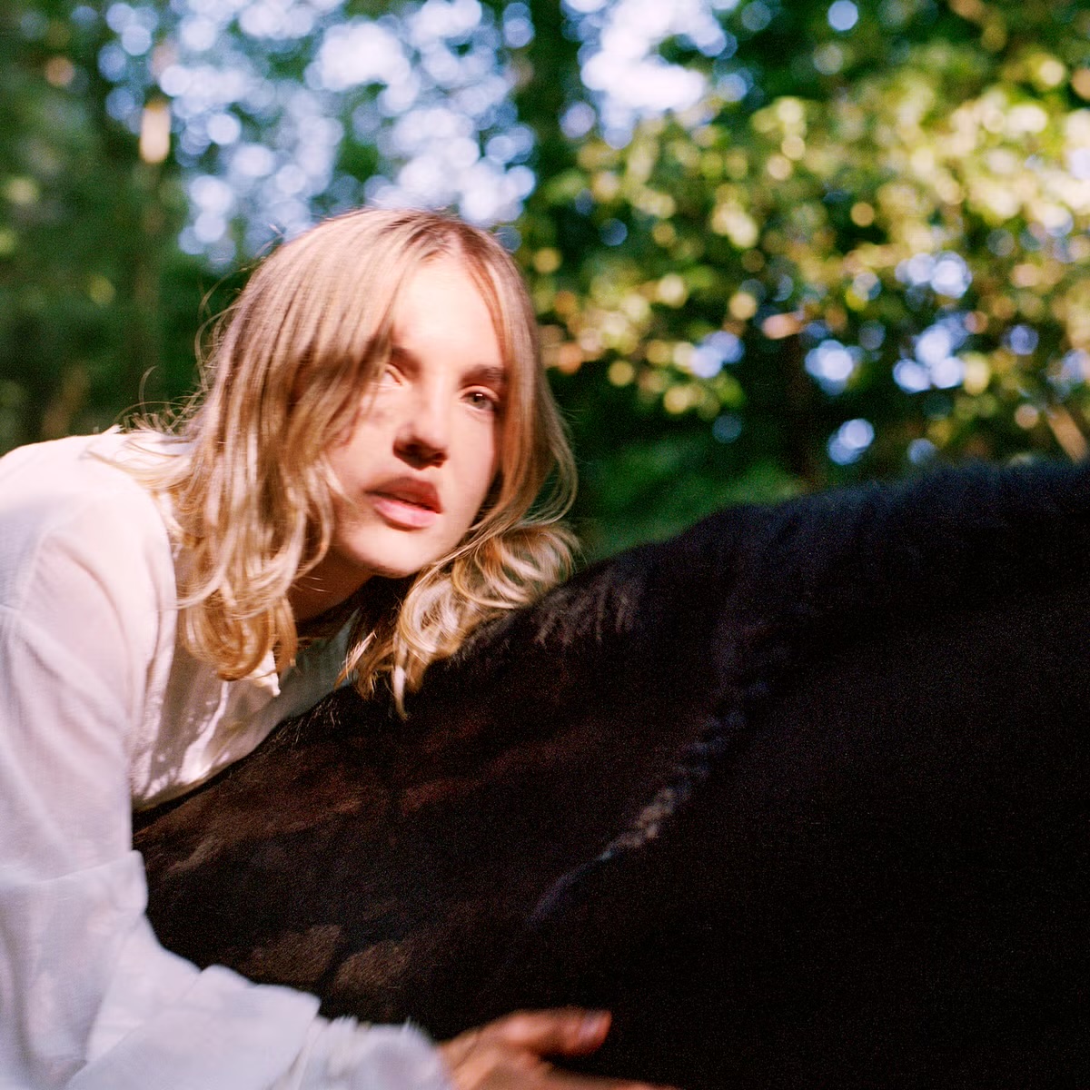 A Chat With Americana Pop Singer-Songwriter Rae Isla & A Look At Her New Single ‘Lovely Lies’