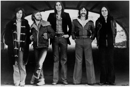 CIRCA 1973: (L-R) Tony Banks, Phil Collins, Mike Rutherford, Steve Hackett and Peter Gabriel of the progressive rock band Genesis pose for a portrait in circa 1973 (Photo by Michael Ochs Archives/Getty Images) CIRCA 1973: (L-R) Tony Banks, Phil Collins, Mike Rutherford, Steve Hackett and Peter Gabriel of the progressive rock band Genesis pose for a portrait in circa 1973
(Photo by Michael Ochs Archives/Getty Images)