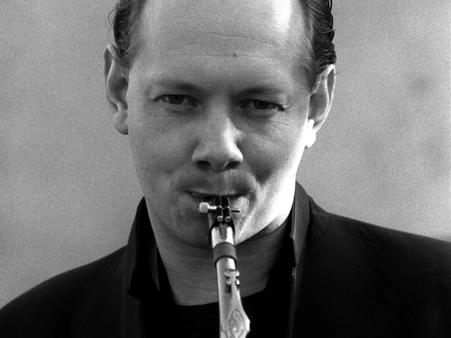 English: Joe Jackson, performing in Arizona, November 1982. He is playing a Selmer alto saxophone. Date November 1982 Source https://www.flickr.com/photos/dgans/1471908742/in/faves-24788065@N02/ Author David Gans Permission (Reusing this file) CC-BY
