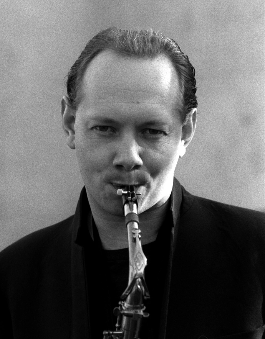 English: Joe Jackson, performing in Arizona, November 1982. He is playing a Selmer alto saxophone. Date November 1982 Source https://www.flickr.com/photos/dgans/1471908742/in/faves-24788065@N02/ Author David Gans Permission (Reusing this file) CC-BY
