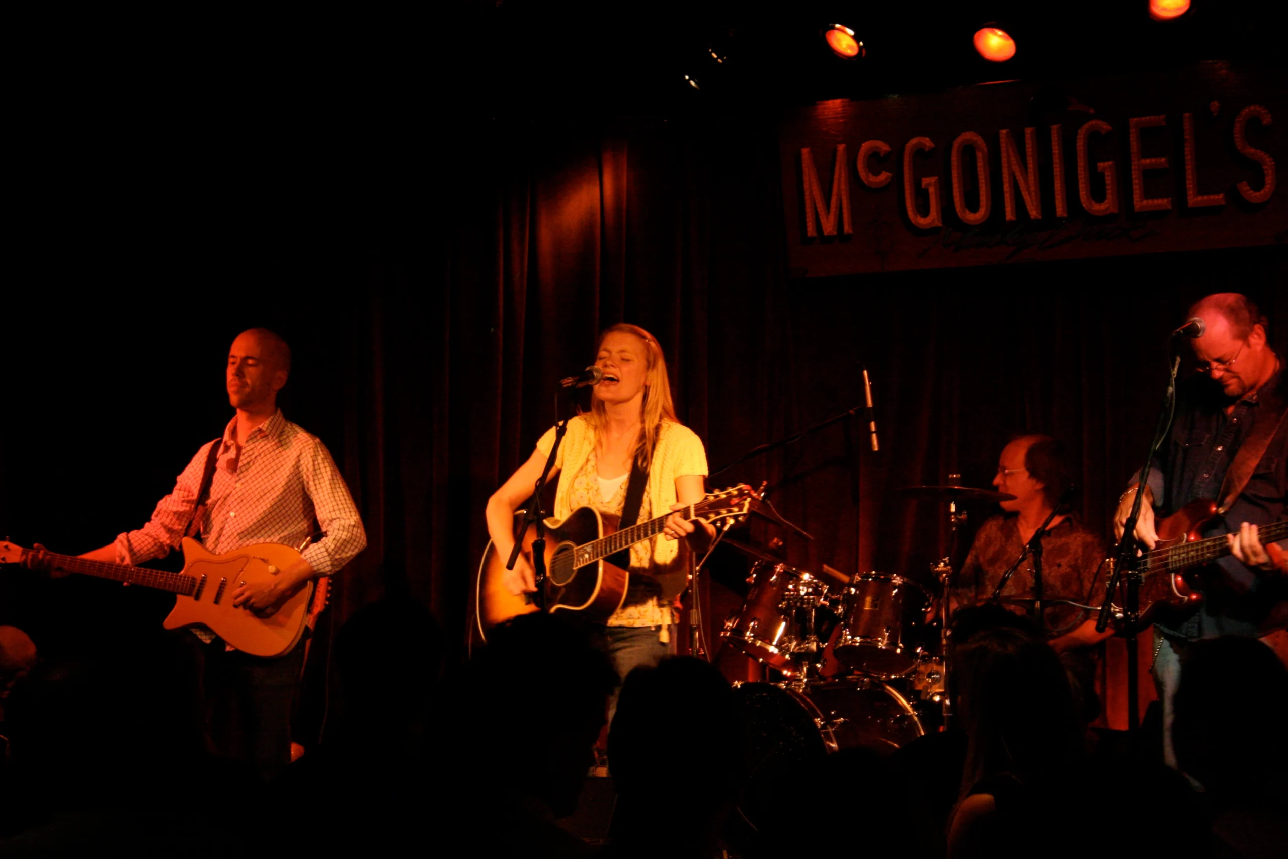 Ed SchipulFollow Kelly Willis' Band Kelly Willis' Band performing at McGonigel's Mucky Duck in September 2006.Attribution-ShareAlike 2.0 Generic CC BY-SA 2.0 Deed