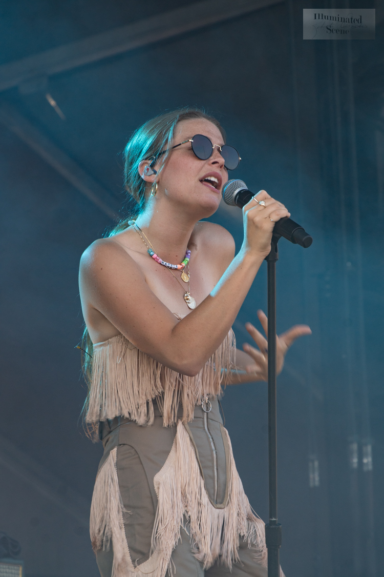 Maggie Rogers at Hinterland Music Festival, St. Charles, IA 8/4/19 Attribution 2.0 Generic CC BY 2.0 Deed. Roberta https://www.flickr.com/photos/robbi61blue/