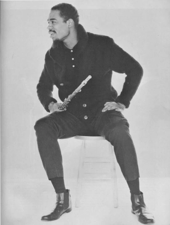 Eric_Dolphy. Eric Dolphy, photo non créditée dans le magazine The Jazz Review accompagnant un article « Introducing Eric Dolphy » écrit par Martin Williams. Numéro de juin 1960. English: Eric Dolphy, uncredited photo in The Jazz Review accompanying an article "Introducing Eric Dolphy" written by Martin Williams. June 1960 issue. Date 1 June 1960 Source https://www.reddit.com/r/Jazz/comments/1cv2r69/here_is_eric_dolphy_uncredited_photo_in_the_jazz/?show=original Eric Dolphy - The Jazz Review - June 1960. Eric Dolphy, photo non créditée dans le magazine The Jazz Review accompagnant un article « Introducing Eric Dolphy » écrit par Martin Williams. Numéro de juin 1960. English: Eric Dolphy, uncredited photo in The Jazz Review accompanying an article "Introducing Eric Dolphy" written by Martin Williams. June 1960 issue. Date 1 June 1960 Source https://www.reddit.com/r/Jazz/comments/1cv2r69/here_is_eric_dolphy_uncredited_photo_in_the_jazz/?show=original