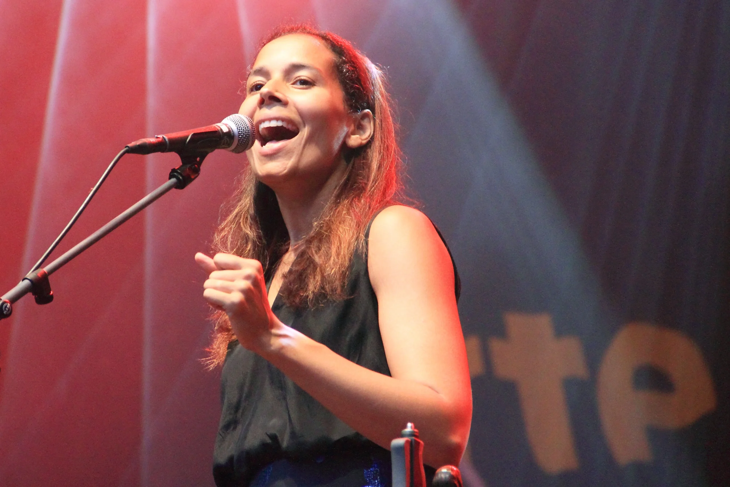 Rhiannon Giddens from North Carolina with band at TFF Rudolstadt 2015. Date 3 July 2015, 20:19:49 Source Own work Author Schorle. This file is licensed under the Creative Commons Attribution-Share Alike 4.0 International license. You are free: to share – to copy, distribute and transmit the work to remix – to adapt the work Under the following conditions: attribution – You must give appropriate credit, provide a link to the license, and indicate if changes were made. You may do so in any reasonable manner, but not in any way that suggests the licensor endorses you or your use. share alike – If you remix, transform, or build upon the material, you must distribute your contributions under the same or compatible license as the original. Personality rights warning Although this work is freely licensed or in the public domain, the person(s) shown may have rights that legally restrict certain re-uses unless those depicted consent to such uses. In these cases, a model release or other evidence of consent could protect you from infringement claims. Though not obliged to do so, the uploader may be able to help you to obtain such evidence. See our general disclaimer for more information. Photo by Schorle via Wikimedia Commons Licensed under CC-BY-SA 4.0 https://commons.wikimedia.org/wiki/File:Rhiannon_Giddens_TFF_03.jpg