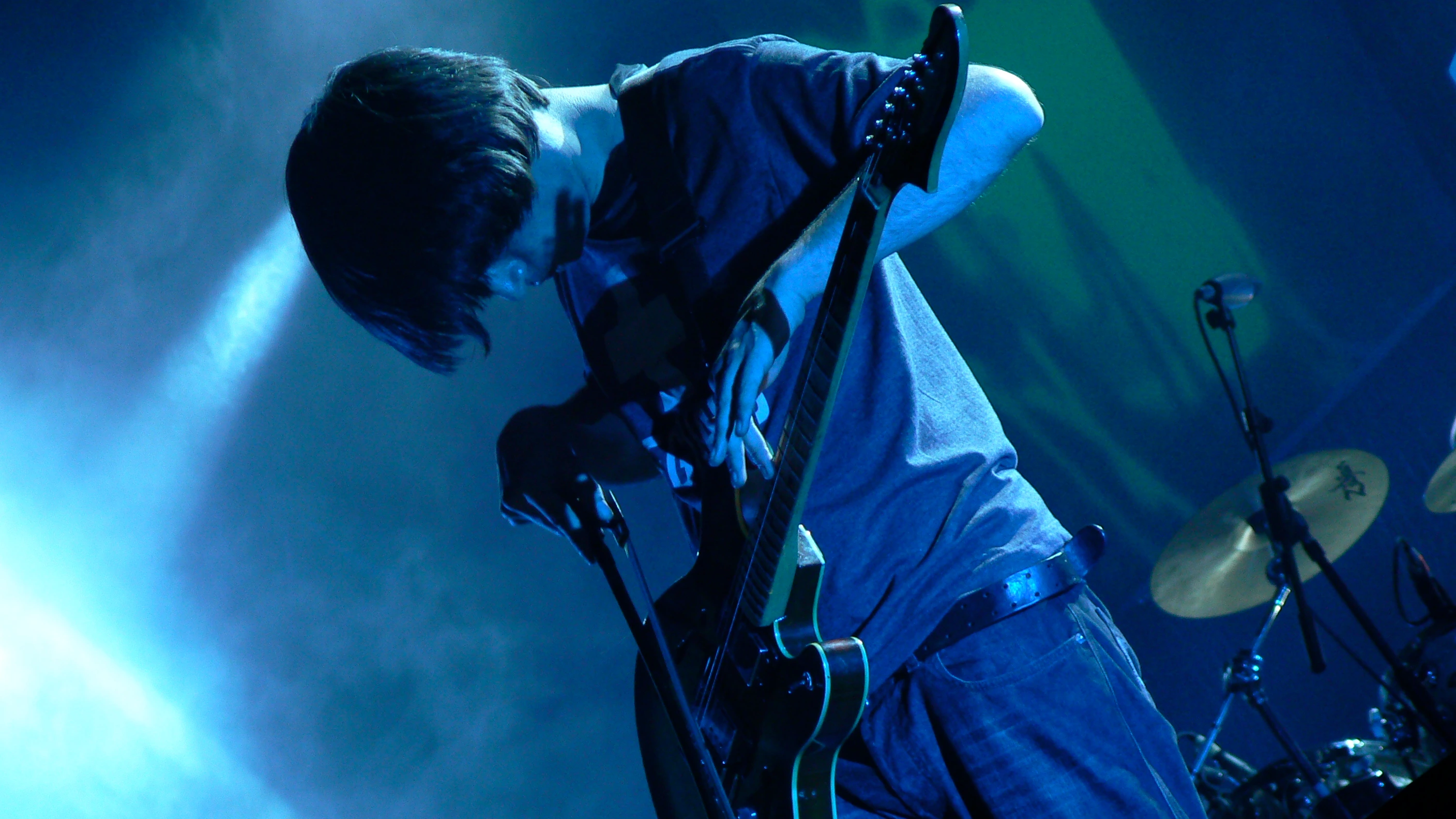 Johnny Greenwood guitarist with violin bow across guitar strings- by Michael Zappa radiohead at heineken music hall, may 9 Uploaded on May 10, 2006 Taken on May 9, 2006 Johnny Greenwood guitarist with violin bow across guitar strings- by Michael Zappa radiohead at heineken music hall, may 9 Uploaded on May 10, 2006 Taken on May 9, 2006. Attribution-ShareAlike 2.0 Generic CC BY-SA 2.0 Deed