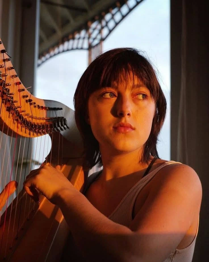 Romany GIlmour with Harp