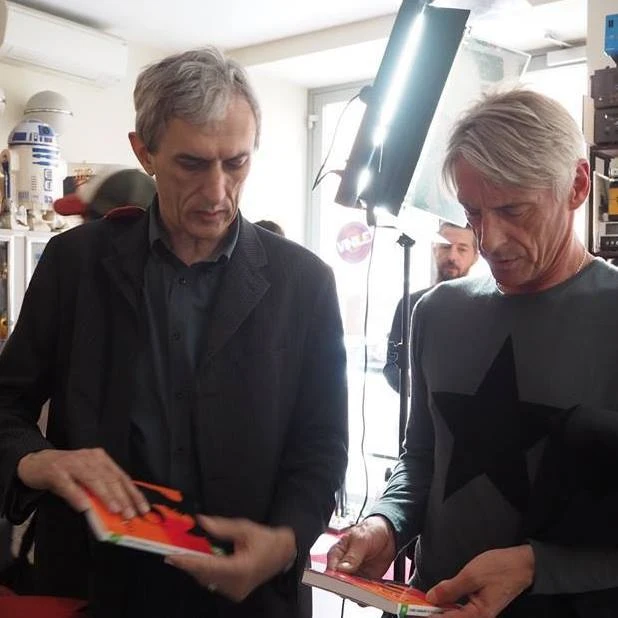Antonio_Bacciocchi_con_Paul_Weller Italiano: Incontro con Paul Weller in occasione della presentazione del libro "L'UOMO CANGIANTE. PAUL WELLER: THE MODFATHER" di Antonio Bacciocchi Date 7 February 2015 Source Own work Author Appenninico. I, the copyright holder of this work, hereby publish it under the following license: w:en:Creative Commons attribution share alike This file is licensed under the Creative Commons Attribution-Share Alike 4.0 International license. You are free: to share – to copy, distribute and transmit the work to remix – to adapt the work Under the following conditions: attribution – You must give appropriate credit, provide a link to the license, and indicate if changes were made. You may do so in any reasonable manner, but not in any way that suggests the licensor endorses you or your use. share alike – If you remix, transform, or build upon the material, you must distribute your contributions under the same or compatible license as the original.