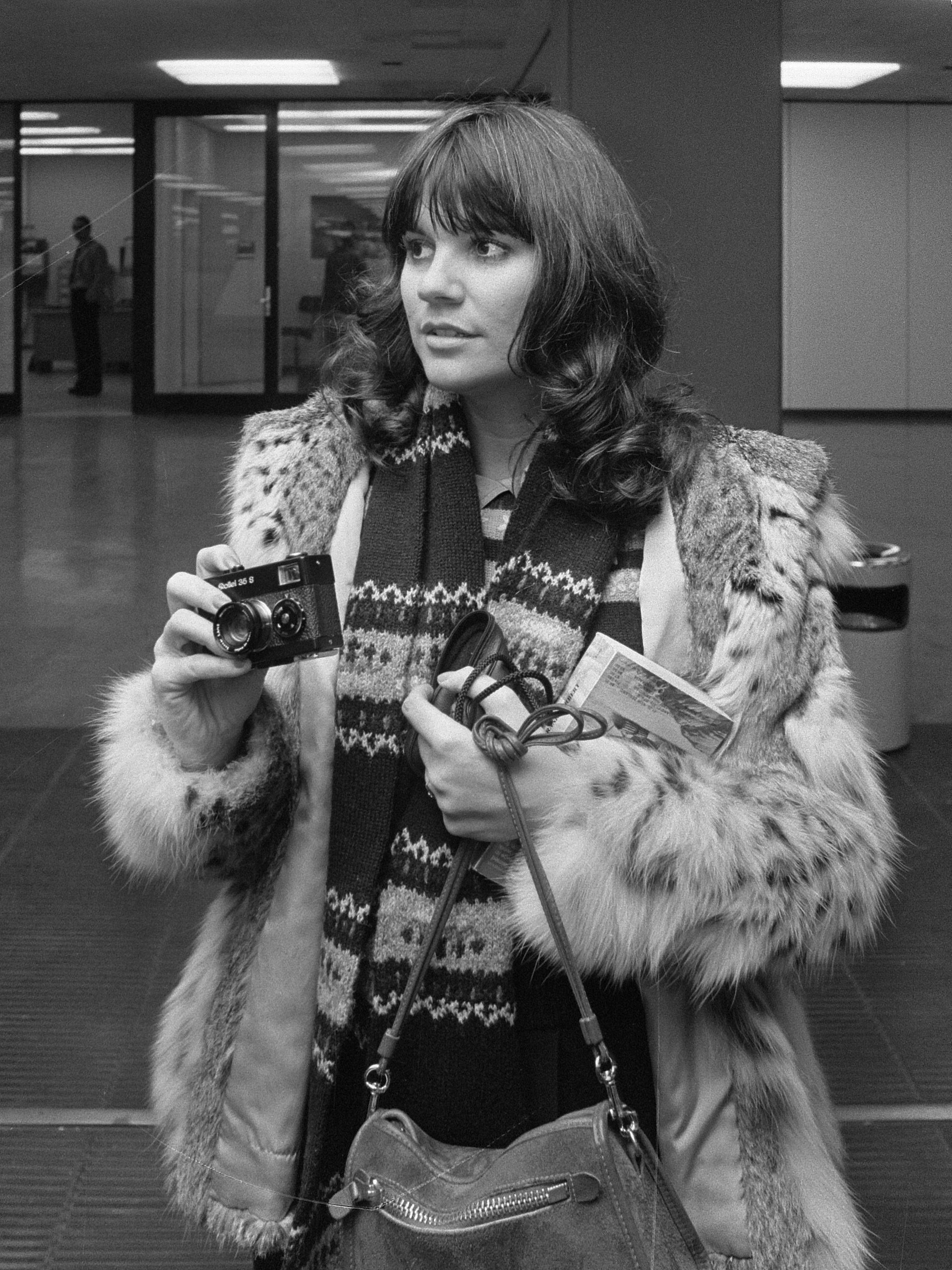 Reportage / Serie : [ onbekend ] Beschrijving : Zangeres Linda Ronstadt op Schiphol Datum : 20 November 1976 Locatie : Noord-Holland, Schiphol Trefwoorden : zangeressen Fotograaf : Bogaerts, Rob / Anefo Auteursrechthebbende : Nationaal Archief Materiaalsoort : Negatief (zwart/wit) Nummer archiefinventaris : bekijk toegang 2.24.01.05. This is an image from the Nationaal Archief, the Dutch National Archives, donated in the context of a partnership program. This tag does not indicate the copyright status of the attached work. A normal copyright tag is still required. See Commons:Licensing. This file is made available under the Creative Commons CC0 1.0 Universal Public Domain Dedication. The person who associated a work with this deed has dedicated the work to the public domain by waiving all of their rights to the work worldwide under copyright law, including all related and neighboring rights, to the extent allowed by law. You can copy, modify, distribute and perform the work, even for commercial purposes, all without asking permission.