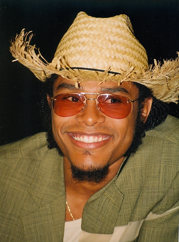 from Washington D.C. July 1, 1998 © copyright John Mathew Smith 2001 Date 27 October 2010, 12:02 Source Maxwell (musician ) Author Kingkongphoto & www.celebrity-photos.com from Laurel Maryland, USA. This file is licensed under the Creative Commons Attribution-Share Alike 2.0 Generic license.