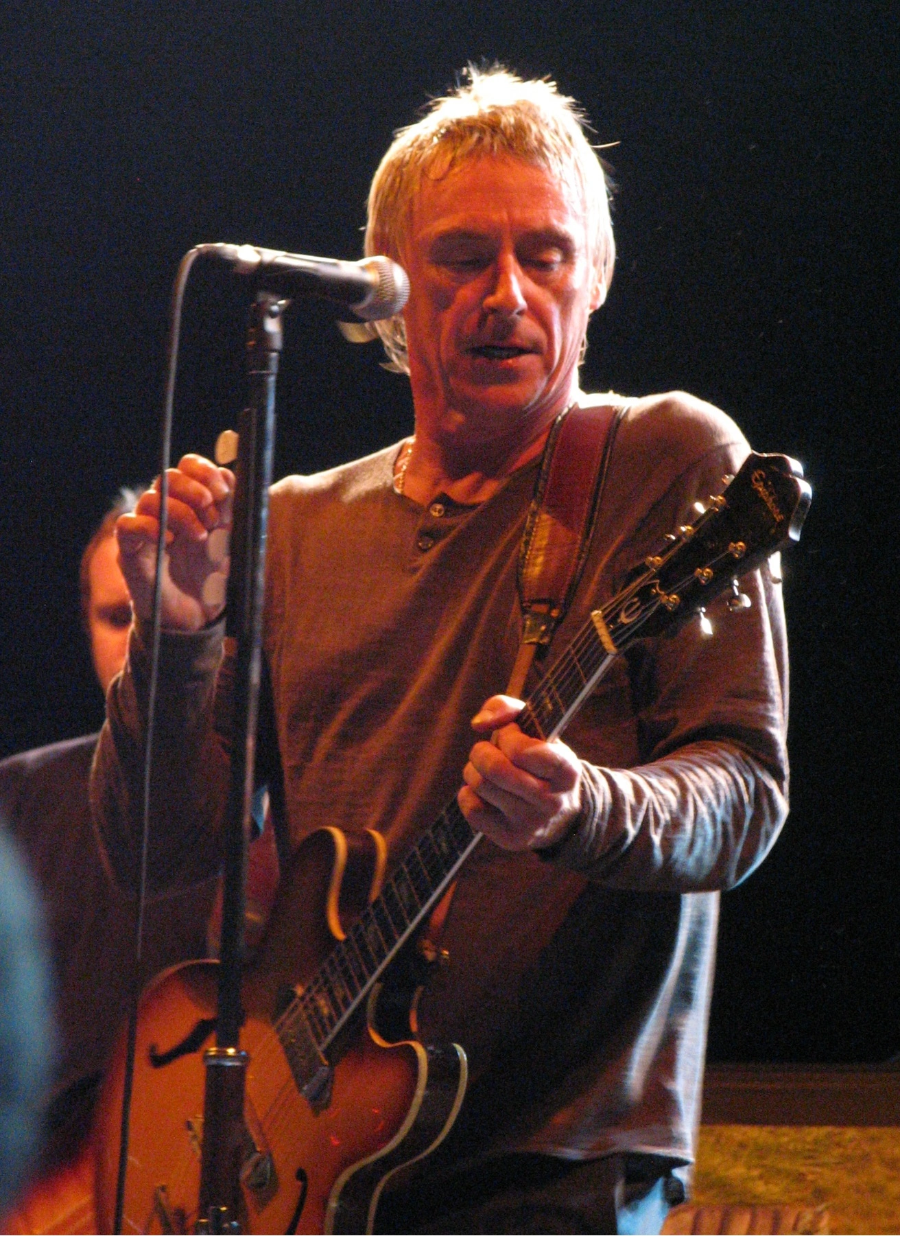English: Paul Weller at the Cactus Festival in Belgium. Date 11 July 2009 Source https://www.flickr.com/photos/maccosta/3711789229 Author Marcelo Costa. This file is licensed under the Creative Commons Attribution 2.0 Generic license. You are free: to share – to copy, distribute and transmit the work to remix – to adapt the work Under the following conditions: attribution – You must give appropriate credit, provide a link to the license, and indicate if changes were made. You may do so in any reasonable manner, but not in any way that suggests the licensor endorses you or your use. English: Paul Weller at the Cactus Festival in Belgium. Date 11 July 2009 Source https://www.flickr.com/photos/maccosta/3711789229 Author Marcelo Costa. This file is licensed under the Creative Commons Attribution 2.0 Generic license. You are free: to share – to copy, distribute and transmit the work to remix – to adapt the work Under the following conditions: attribution – You must give appropriate credit, provide a link to the license, and indicate if changes were made. You may do so in any reasonable manner, but not in any way that suggests the licensor endorses you or your use.