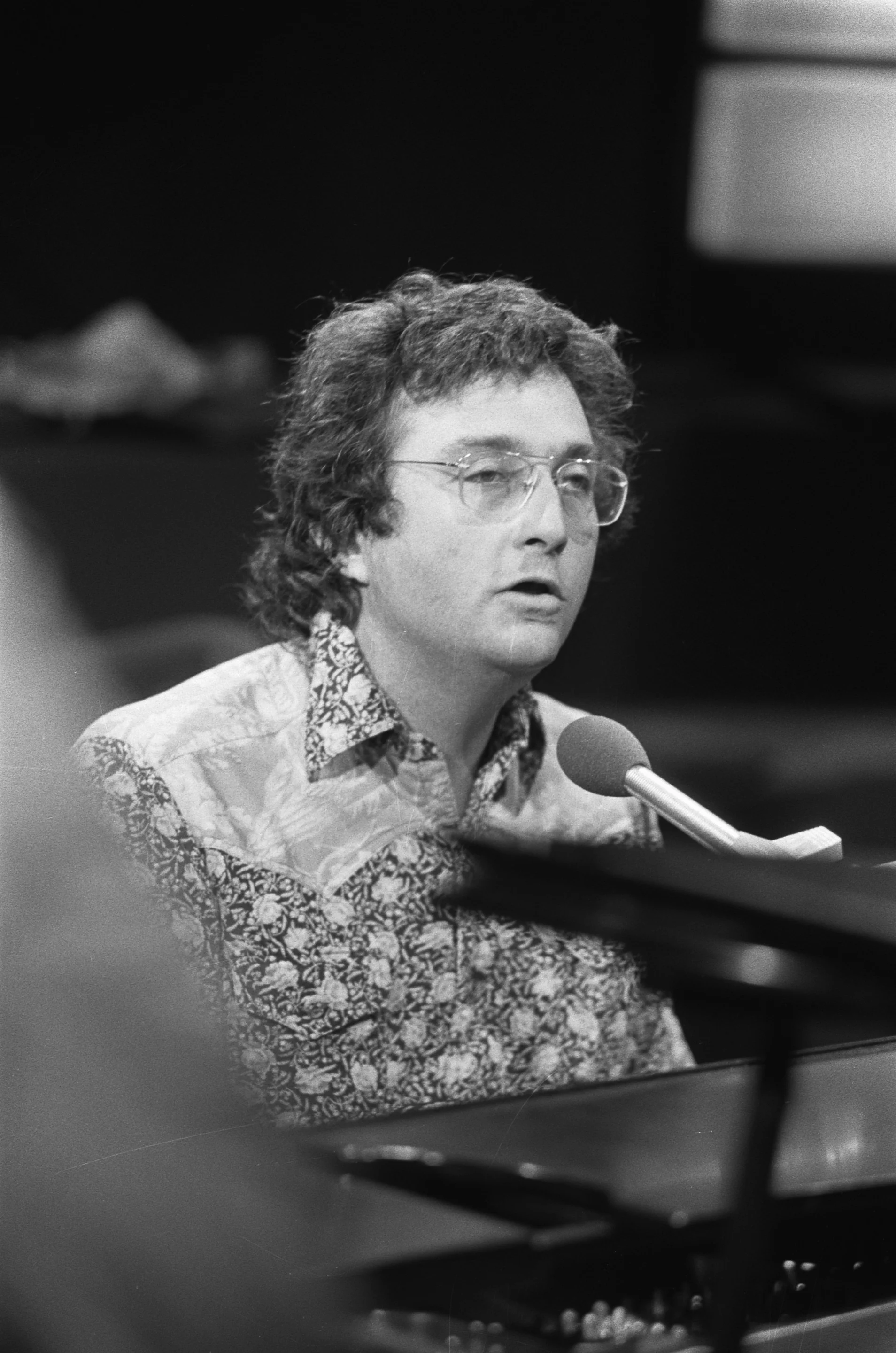 RandyNewman1975 Randy Newman (Dutch TV programme Music All In -TROS), 19 March 1975 Date 19 March 1975 Source GaHetNa (Nationaal Archief NL) 927-8126 Author Rob Bogaerts for Anefo Licensing Creative Commons CC-Zero This file is made available under the Creative Commons CC0 1.0 Universal Public Domain Dedication. The person who associated a work with this deed has dedicated the work to the public domain by waiving all of their rights to the work worldwide under copyright law, including all related and neighboring rights, to the extent allowed by law. You can copy, modify, distribute and perform the work, even for commercial purposes, all without asking permission.