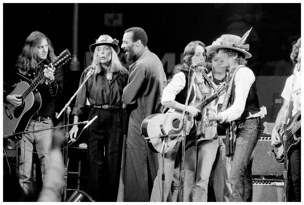 roger-mcguinn-joni-mitchell-richi-havens-joan-baez-e-bob-dylan-cantano-insieme-in-chiusura-del-the-rolling-thunder-revue-il-tour-di-dylan-nel-1975-ap-photo Musicians Roger McGuinn, Joni Mitchell, Richi Havens, Joan Baez and Bob Dylan perform the finale of the The Rolling Thunder Revue, a tour headed by Dylan, in Dec. 1975 (AP Photo)